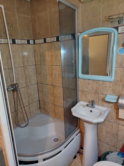 Vand garsoniera în Curtea de Argeș, în zona mânăstirii