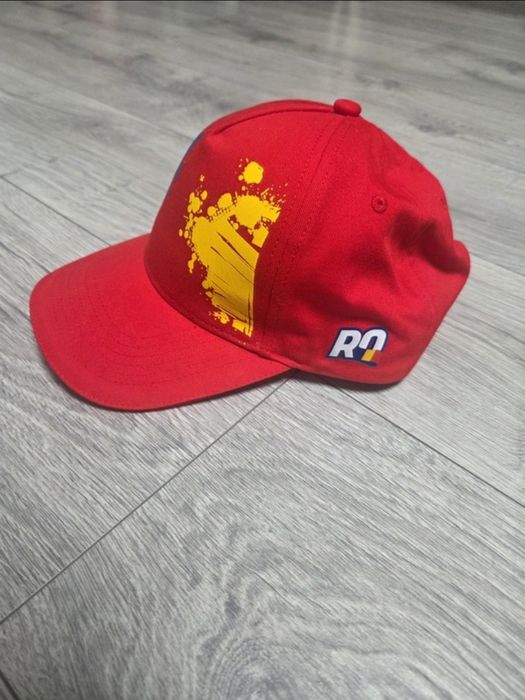 Șapcă roșie cu imprimeu grafic albastru și galben - RO