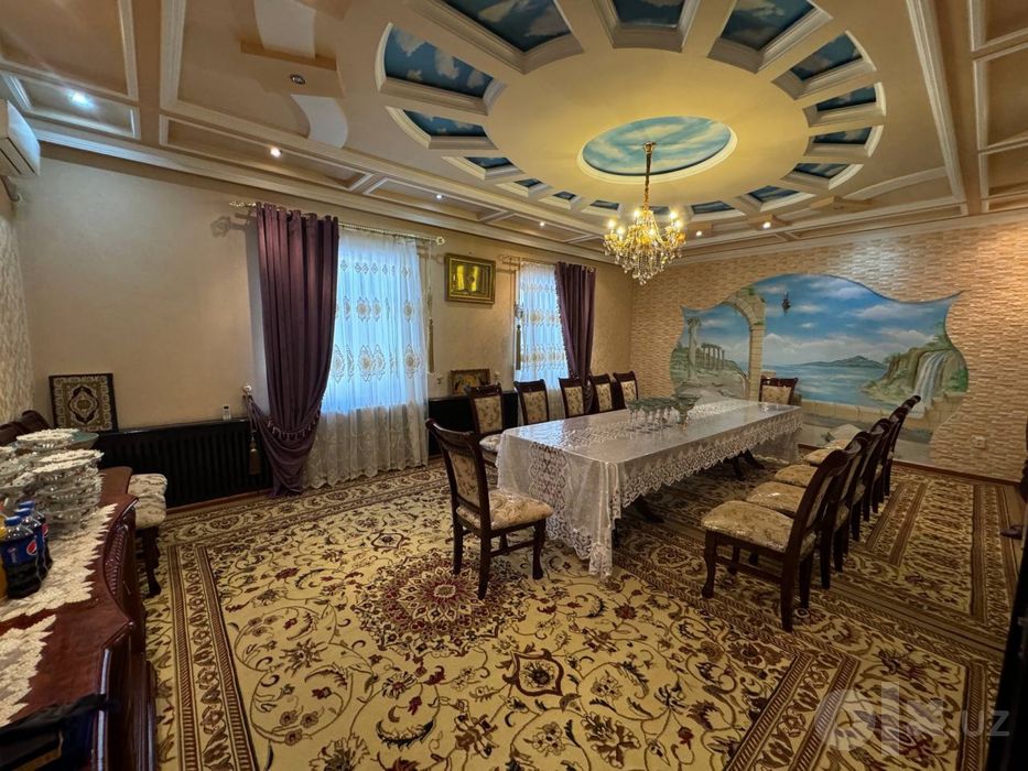 Стол и стулья на 12 персон