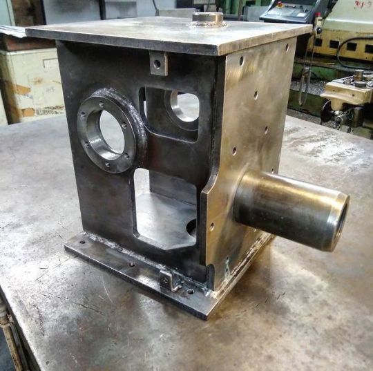 Токарный фрезерный сверловка  работой