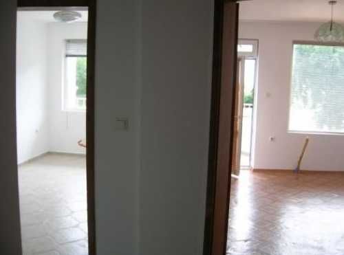 Дава се под наем Едностаен апартамент в Бургас, Изгрев - 54 кв.м за 150 € - Снимка #1