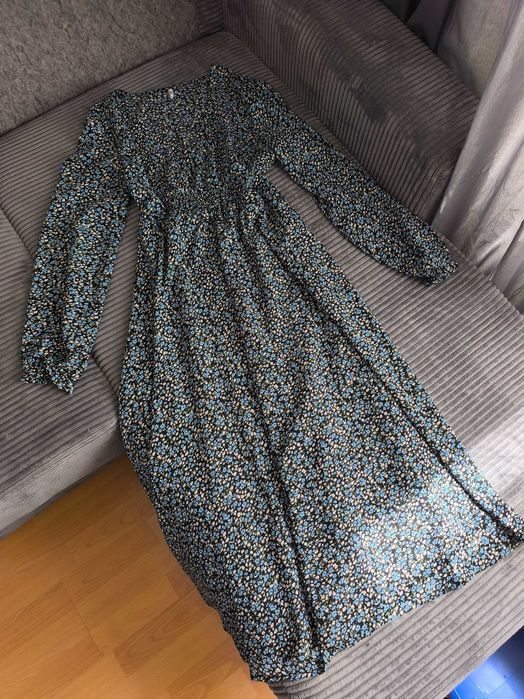 Роклята е дълга размер м