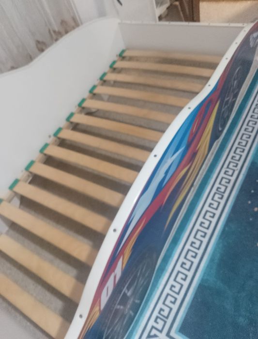 Pat in forma de masina