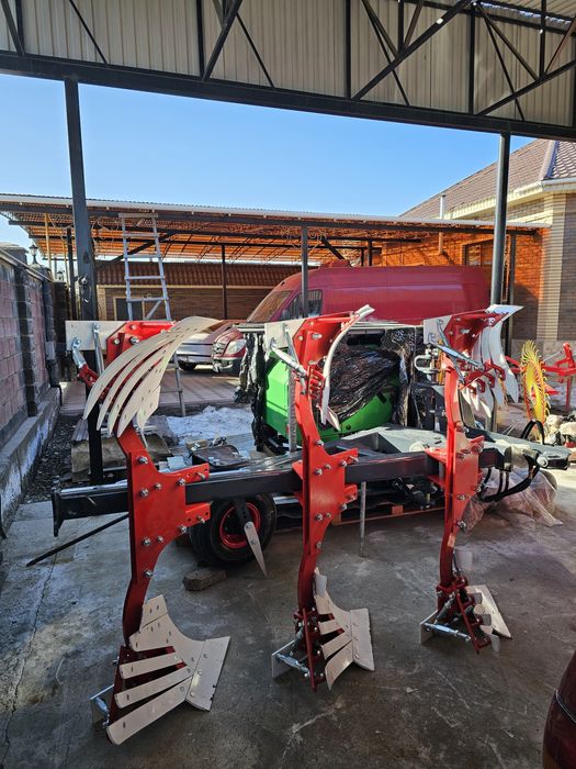 Плуг оборотный 3-х корпусный 3+1