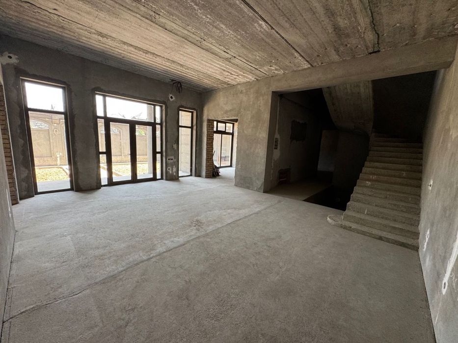 Uchtepa tumani Izza mahallasi 4 sotix 8 xona 570 kv