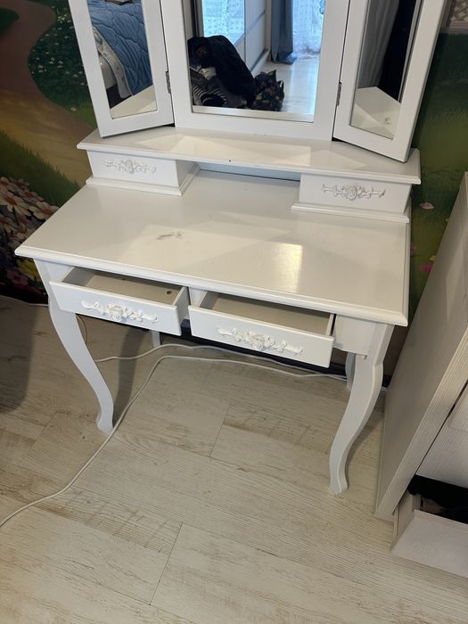 Vand masuta make up cu oglinda