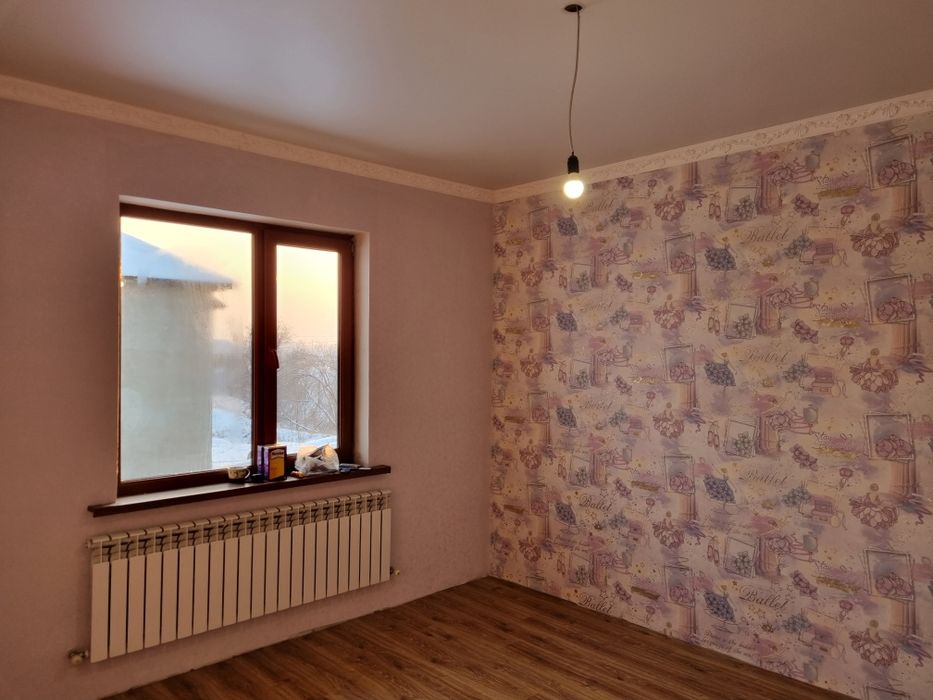 Семейная пара профессионально клеим обои