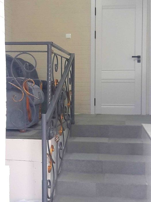 Улугбек шахарчасида 3 хонали 2.5 сотикли  Ховли сотилади  М.Улугбек рн