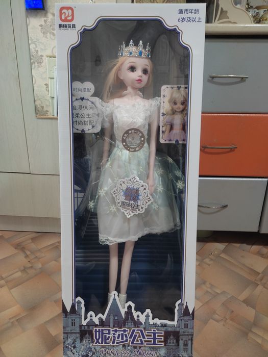 Игрушки и школьные рюкзаки