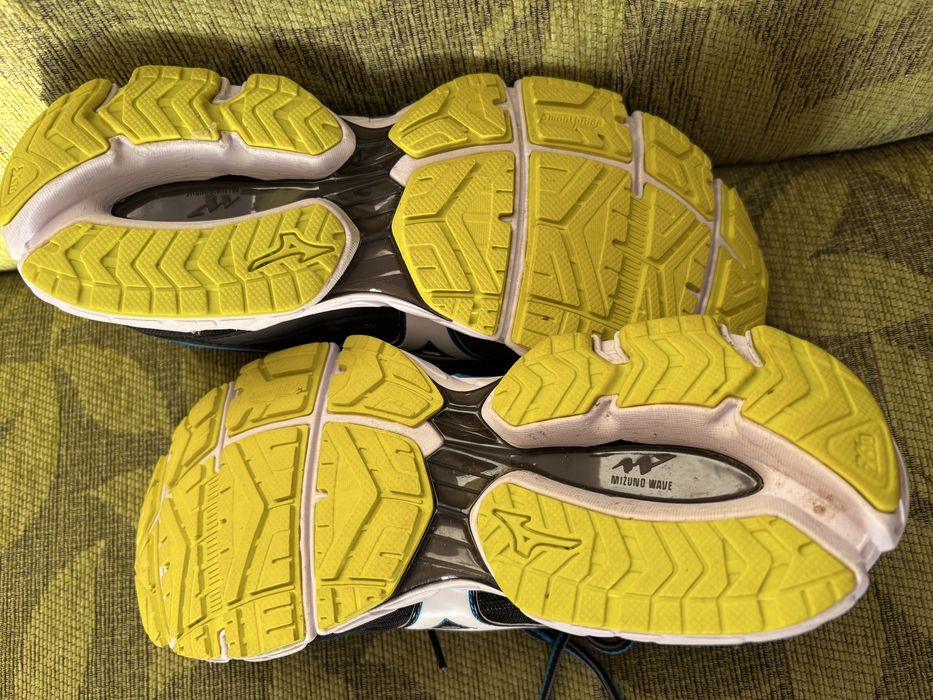 Маратонки Brooks и Mezuno