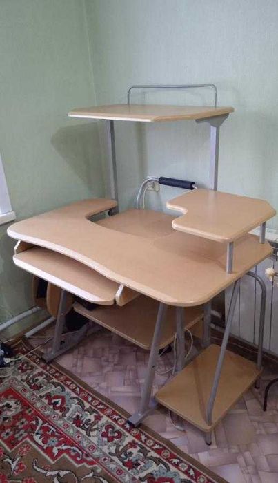 Продам компьютерный стол б\у.