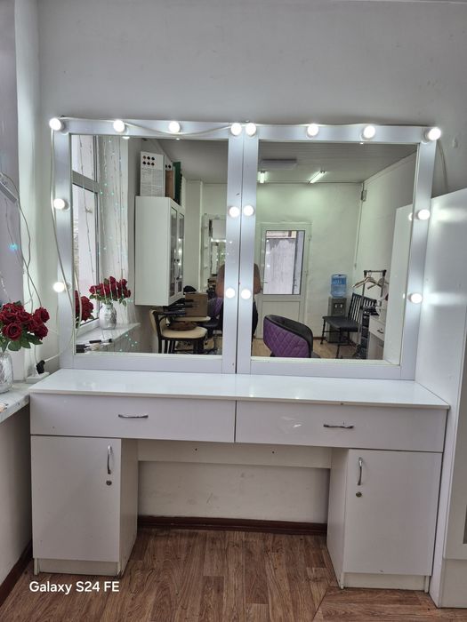 Зеркало с комодом