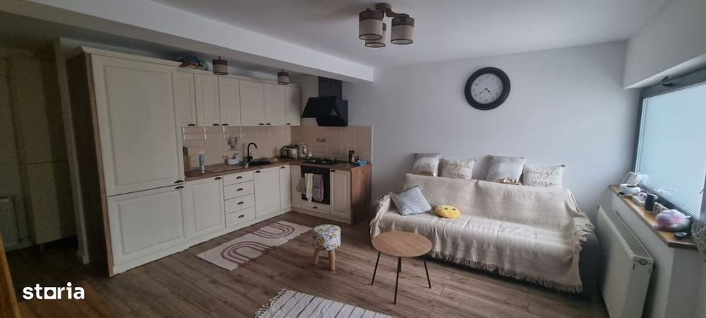 Casă regim de construcție P+1, situată în zona de sus a orașului.