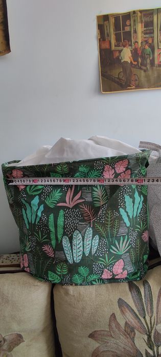 Продам стол, искусственное дерево, монитор, коф. сервизы, и т.д.