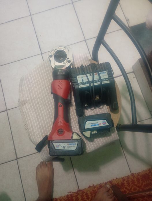 Mașinărie electrică pentru fertilizat papucii la cabluri și inclusiv la tuburile de apă