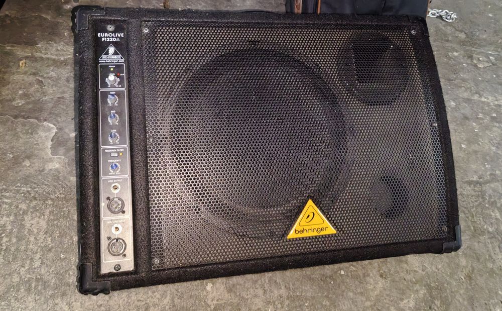 Boxe de vânzare Yamaha DXR15.