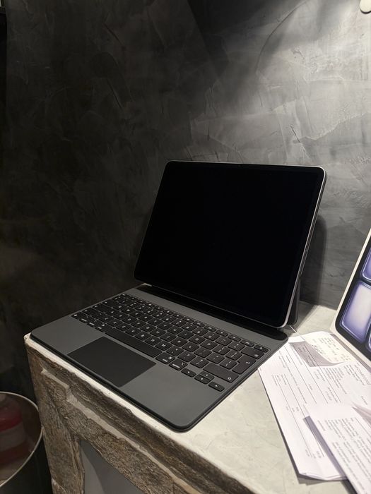 КАТО ЧИСТО НОВ Ipad Air M3 13” + Magic Keyboard