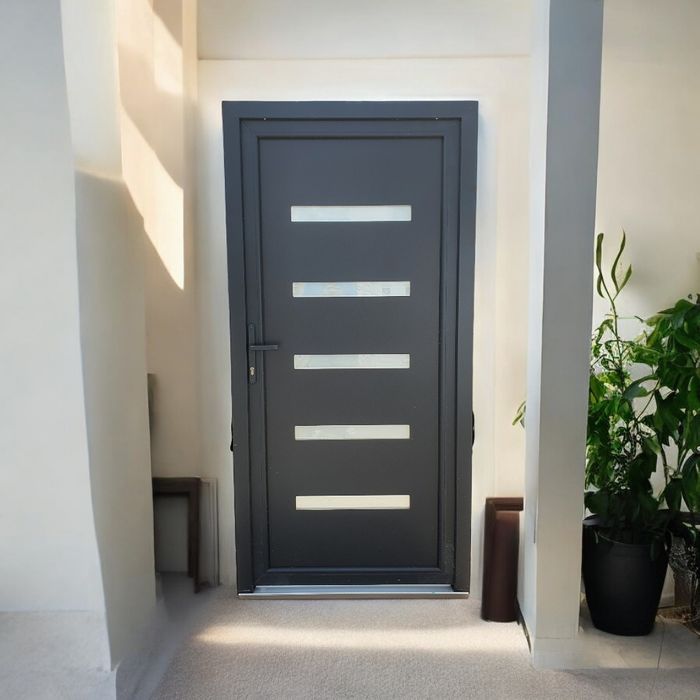 Usa de exterior pentru intrare casa disponibil pe stoc