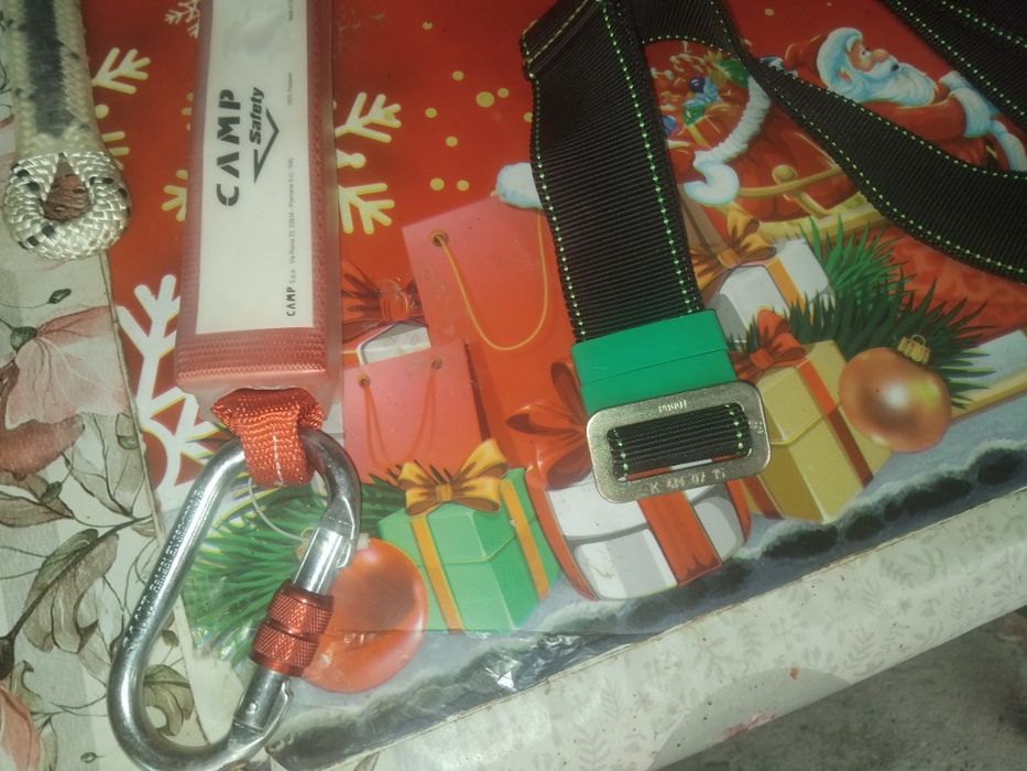 Vând ham si accesorii alpinism