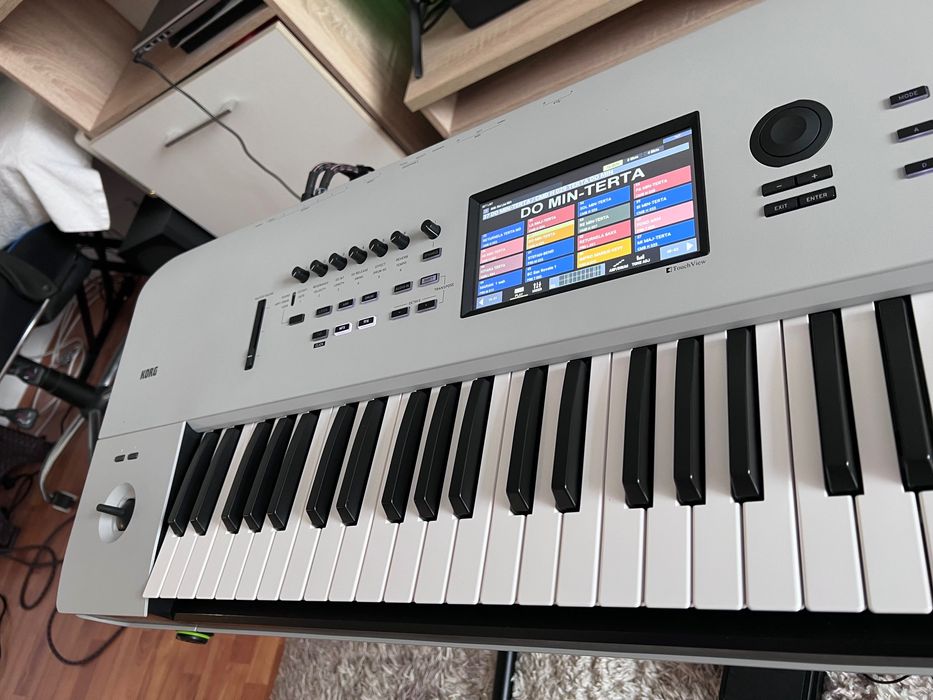 Korg Nautilus 61 AT ( ediție limitată) gri