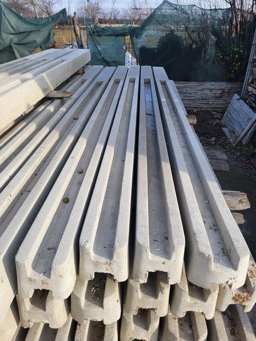 Vând stâlpi gard beton