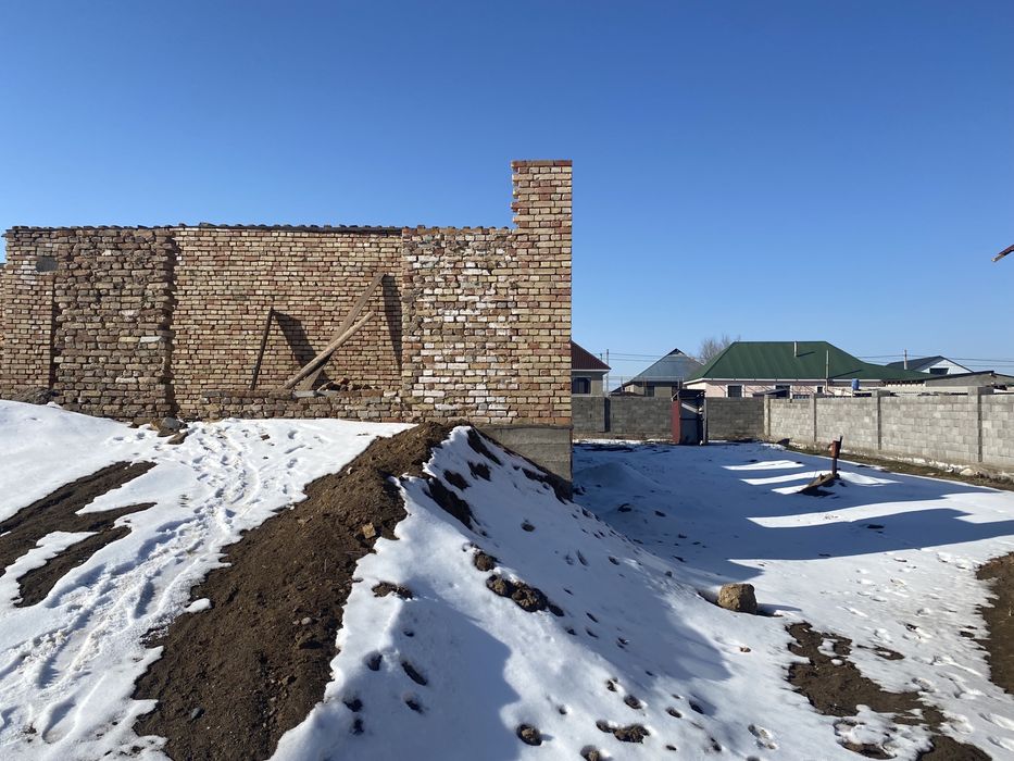 Продается не достроенный дом.