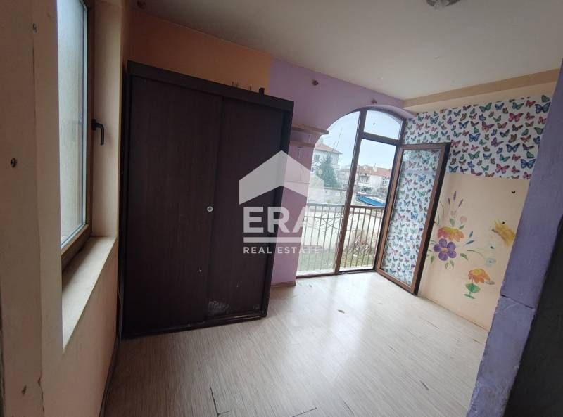 Едностаен ексклузивен апартамент за продажба, преустроен в двустаен, в