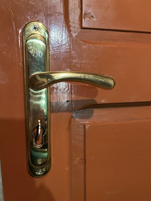 Входна дървена врата