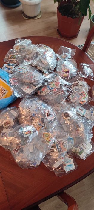 Vând timbre, clasoare, cărți