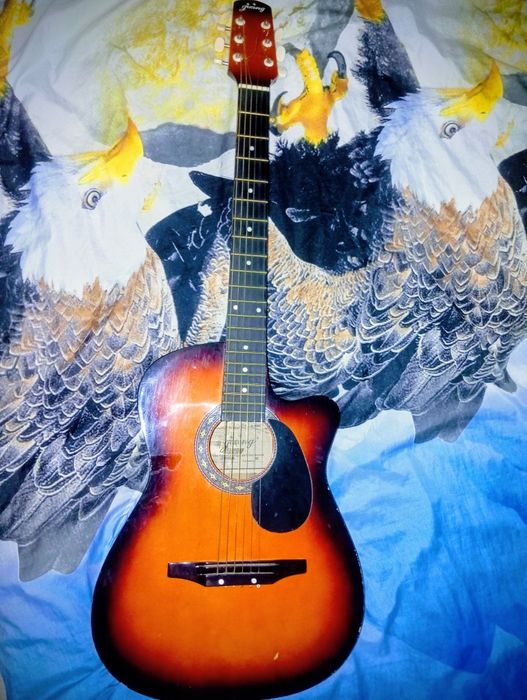 Продам срочно Гитара шестиструнный