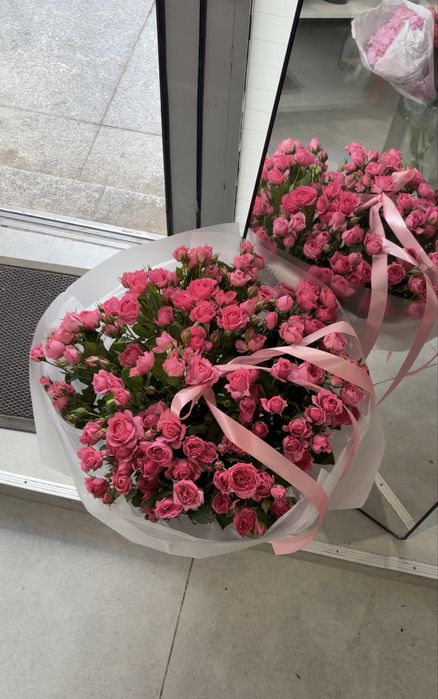 Пышный букет из кустовых роз