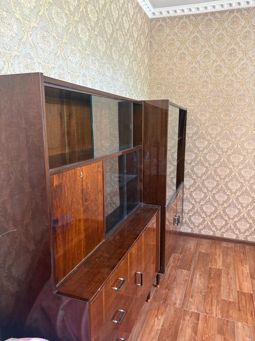 Продам винтажный сервант (комплект из 2 секций)