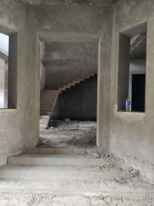 Продается коробка на Охунбабаеве.    Коробка холатида уй сотилади