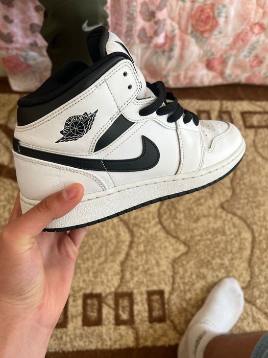 Vând jordan 1 mid reversed oreo
