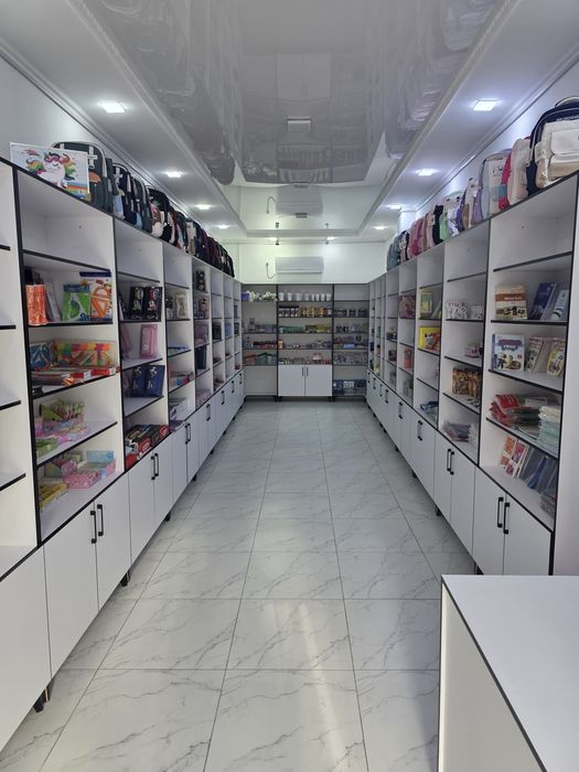 Продаются стелажи стол и тумба на колесах в отличном состоянии.