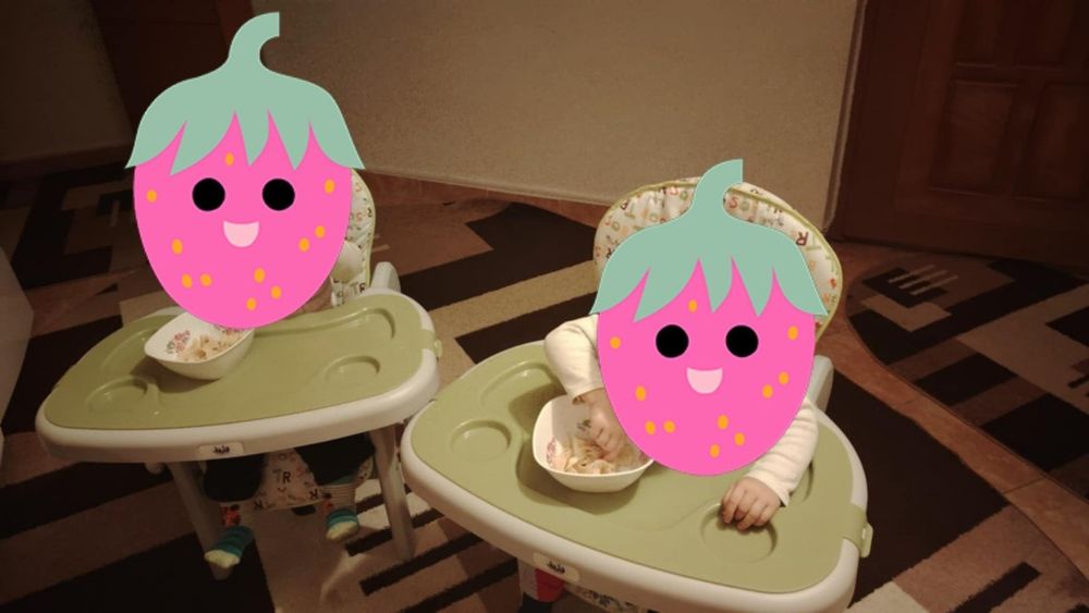 Vând 2 scaune cu masa pt copii