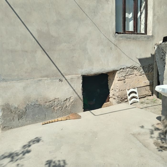 15 sotu uy sotilad yer xisobidayam sotiladi 8 ta yashash xonasi yevro