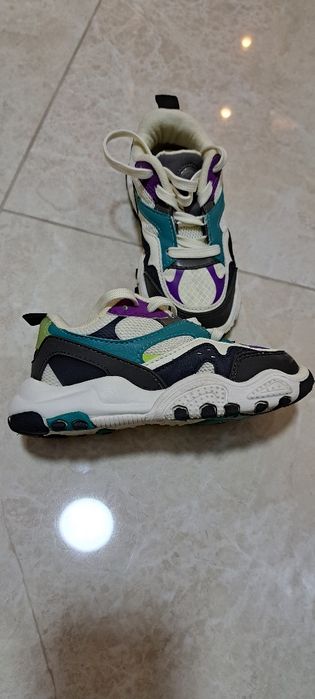 Детски затворени обувки