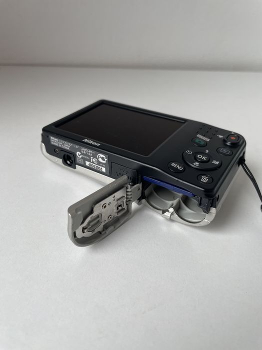 Camera Foto Digitala NIKON CoolPix L27 Silver, HD 720p, 16 MegaPixel, Senzor CCD, 8GB Digital Point and Shot Camera