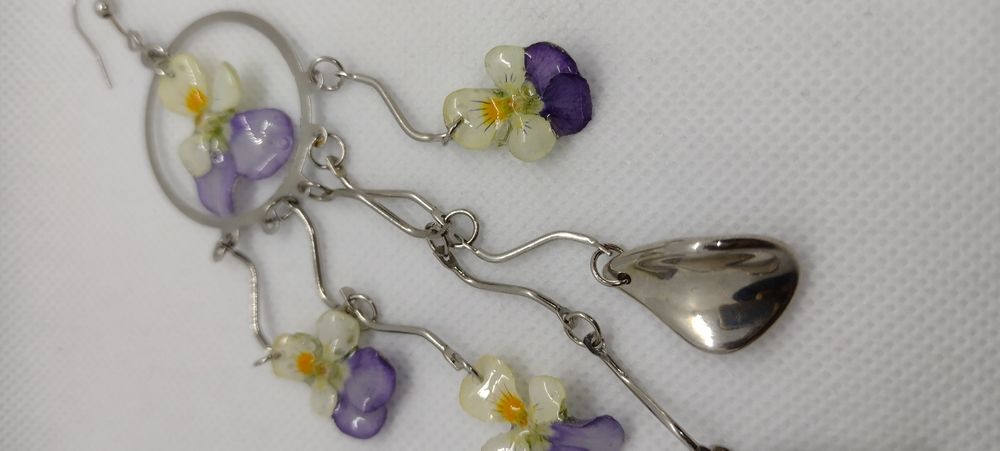 Обеци с естествен цвят на градински теменужки.