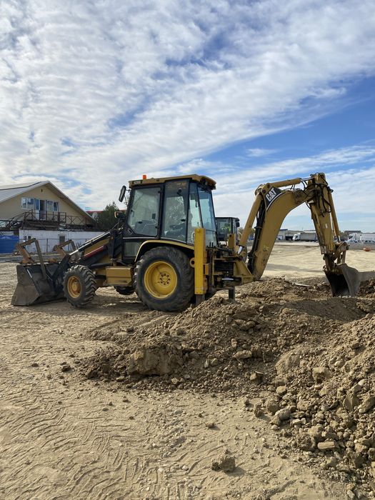 Inchiriez buldoexcavator CAT 428D