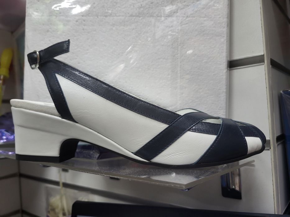 Продам босоножки новые