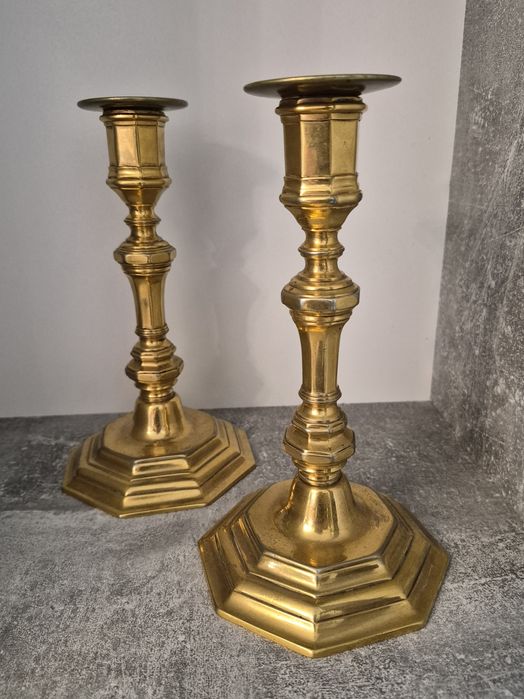 Pereche două sfeșnice vechi din bronz, 22cm, fabricate in Marea Britanie in anii 1970.
