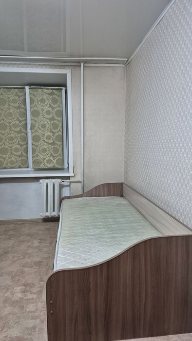 Большой письменный стол и кровать