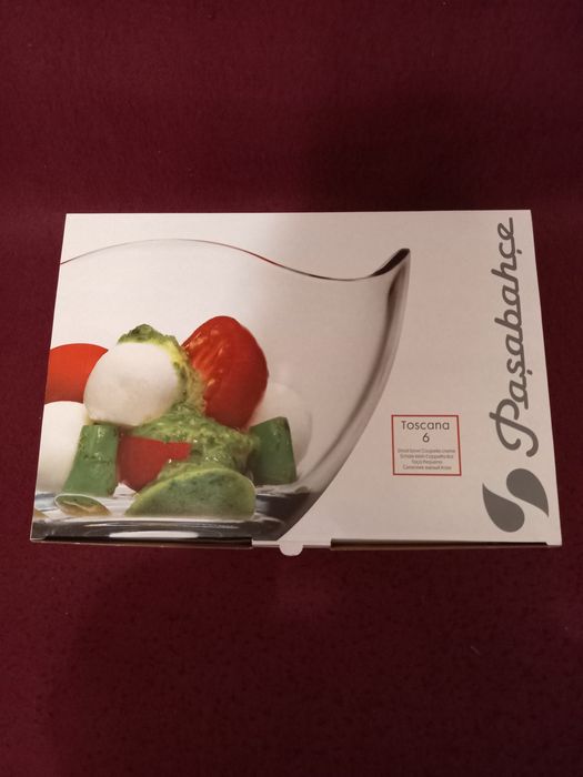 Наборы посуды, салатницы, чашки, тарелки.