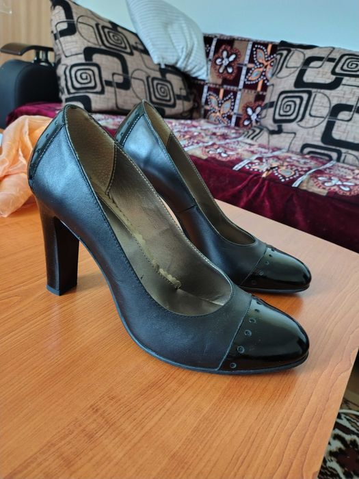 Pantofi cu toc negri