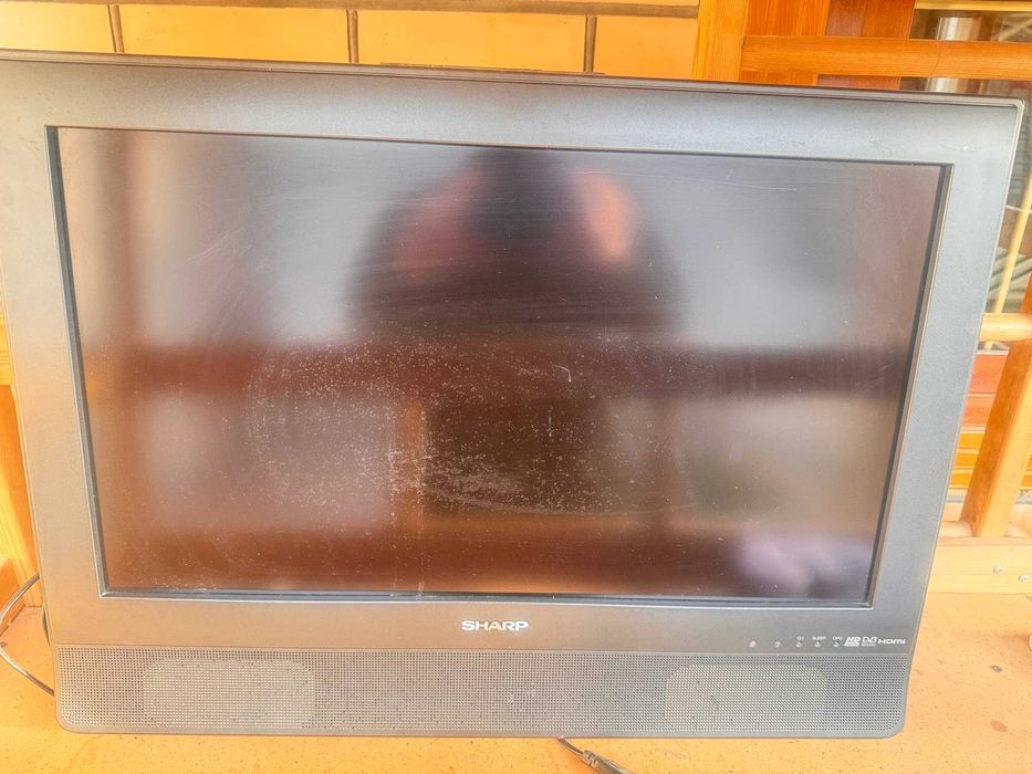 Sharp brendiga tegishli LCD (suyuq kristalli) televizor