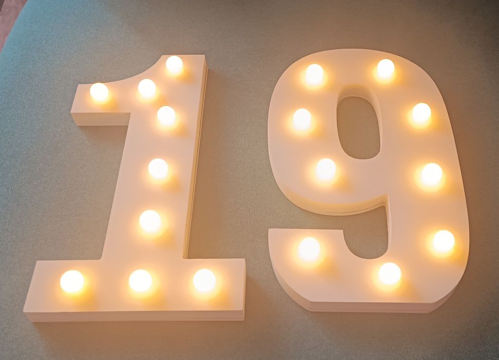 Cifre aniversare 19 ani cu luminițe