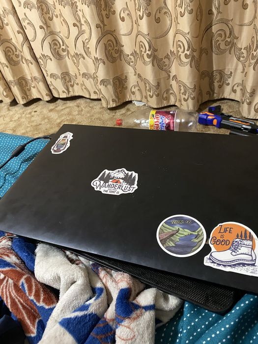 Vand urgent laptop  lenovo p50-80 cu baterie defecta