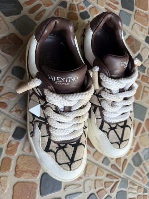 Adidasi valentino model viral